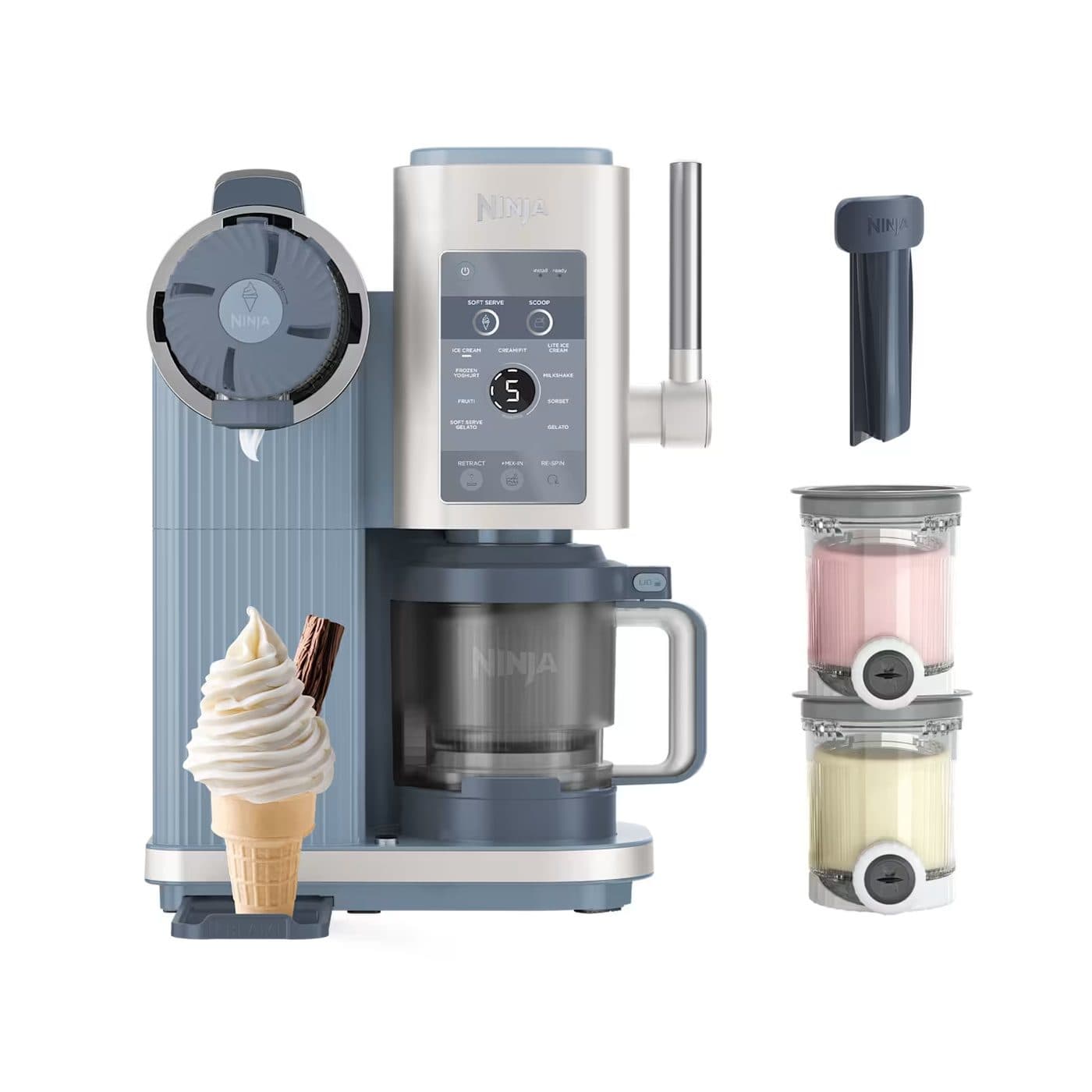Синяя мороженица Ninja CREAMi Scoop & Swirl NC702EU с двумя контейнерами и аксессуарами на белом фоне