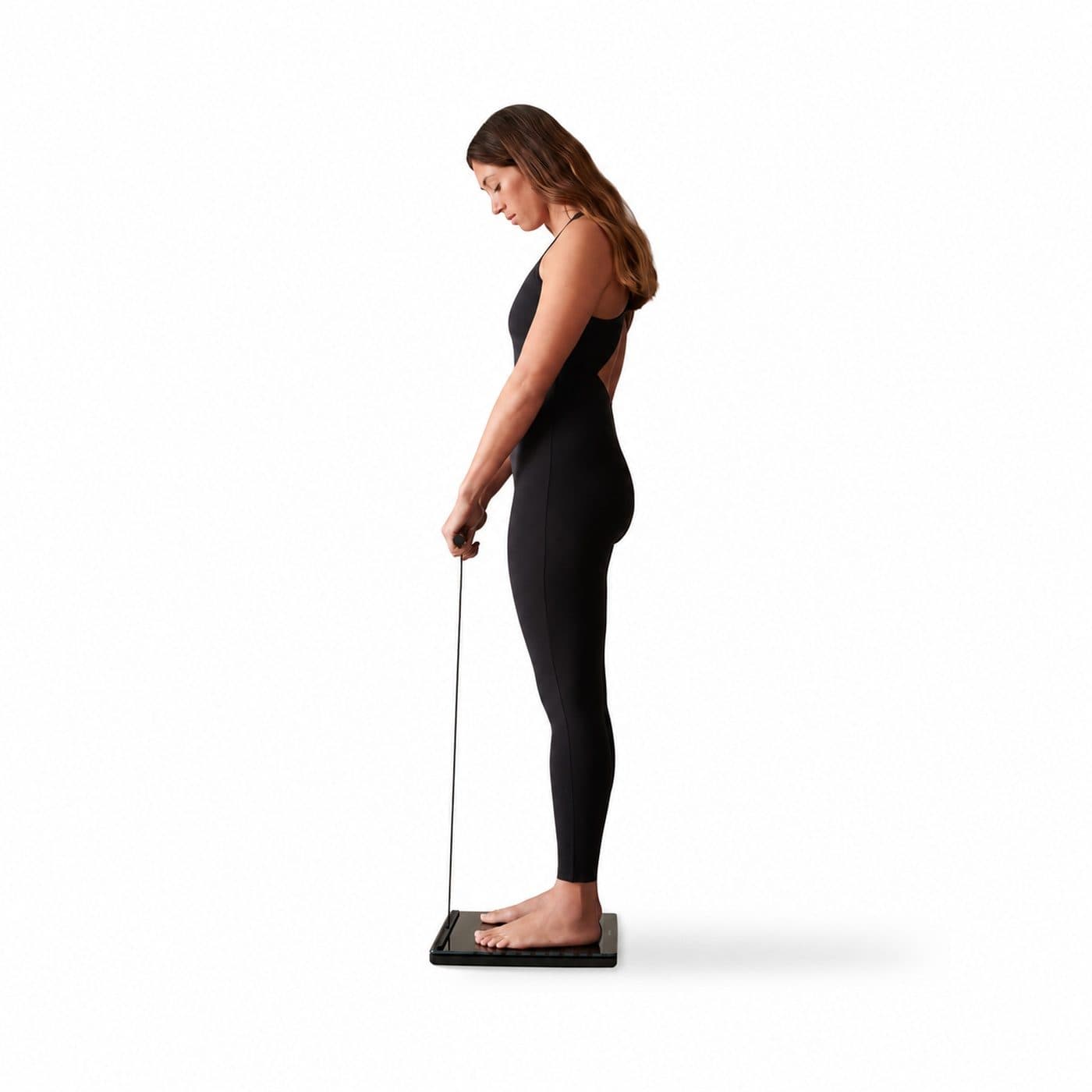 Женщина измеряет состав тела на Withings Body Scan WBS08-Black с рукояткой