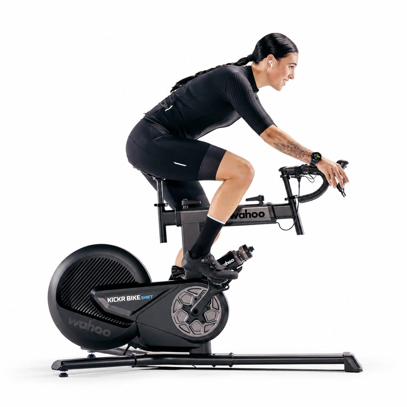 Посадка спортсменки на умном велотренажёре Wahoo KICKR BIKE SHIFT