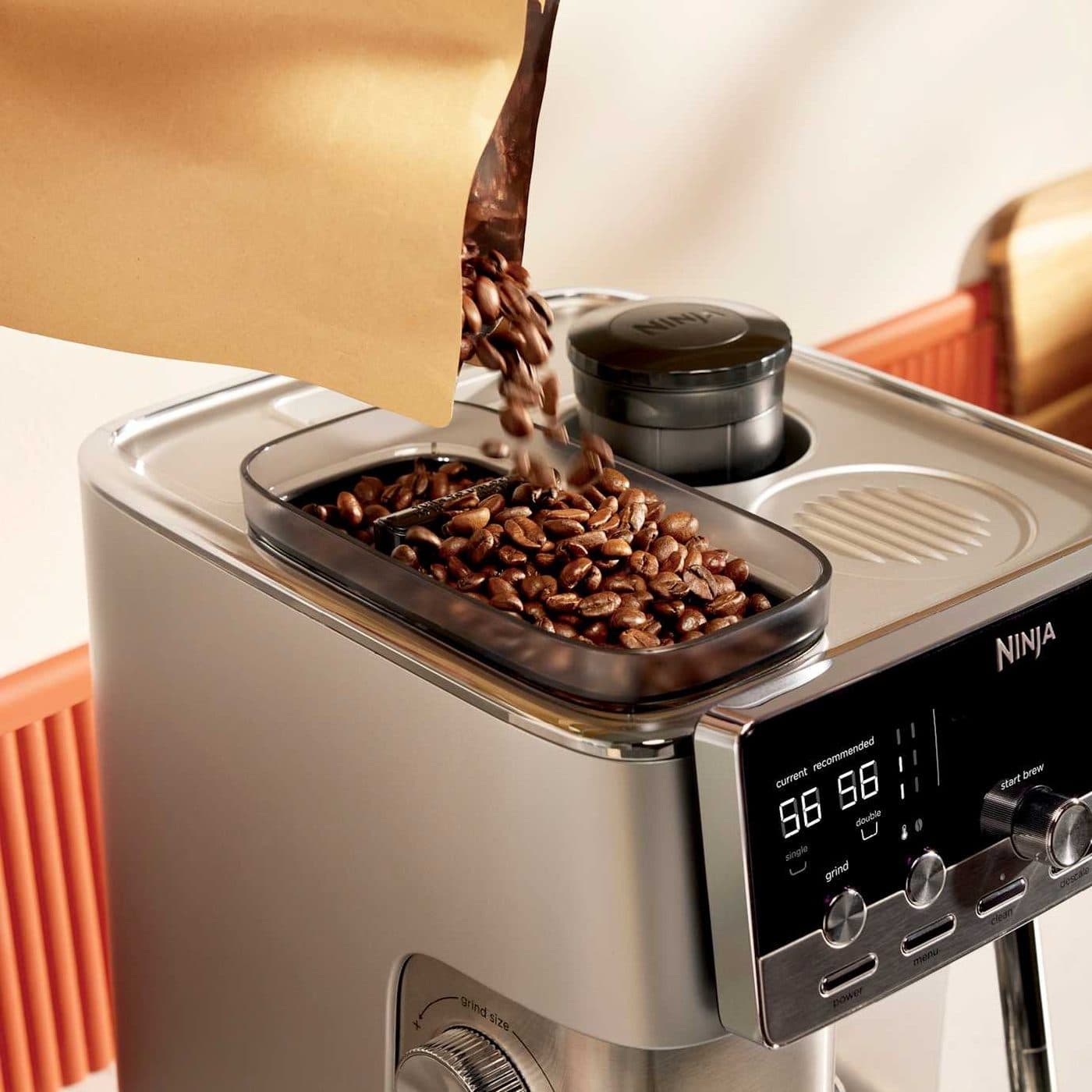 Загрузка кофейных зёрен в Ninja Luxe Café Mini Plus ES352EU