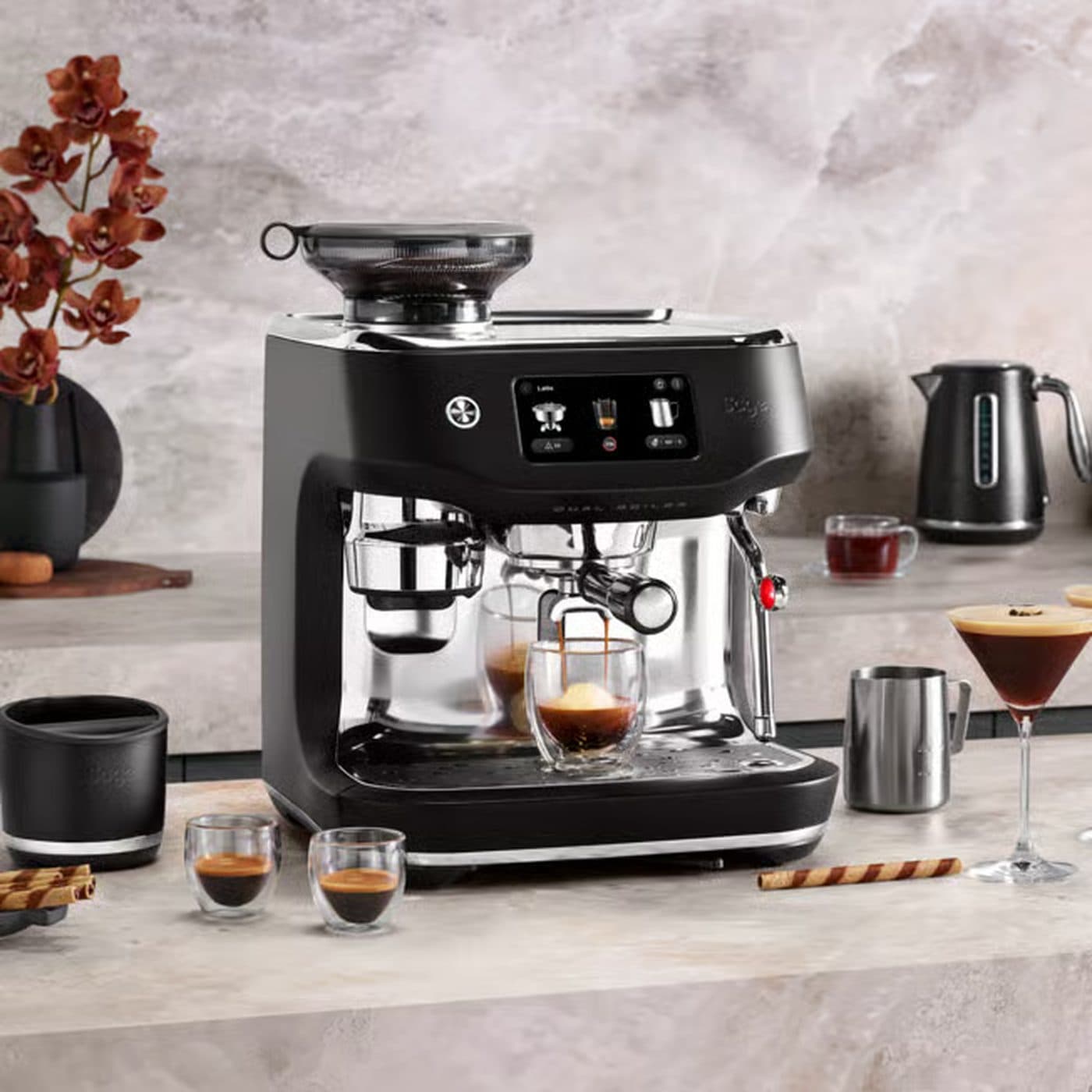 Sage Oracle Dual Boiler Black Truffle на кухонной столешнице