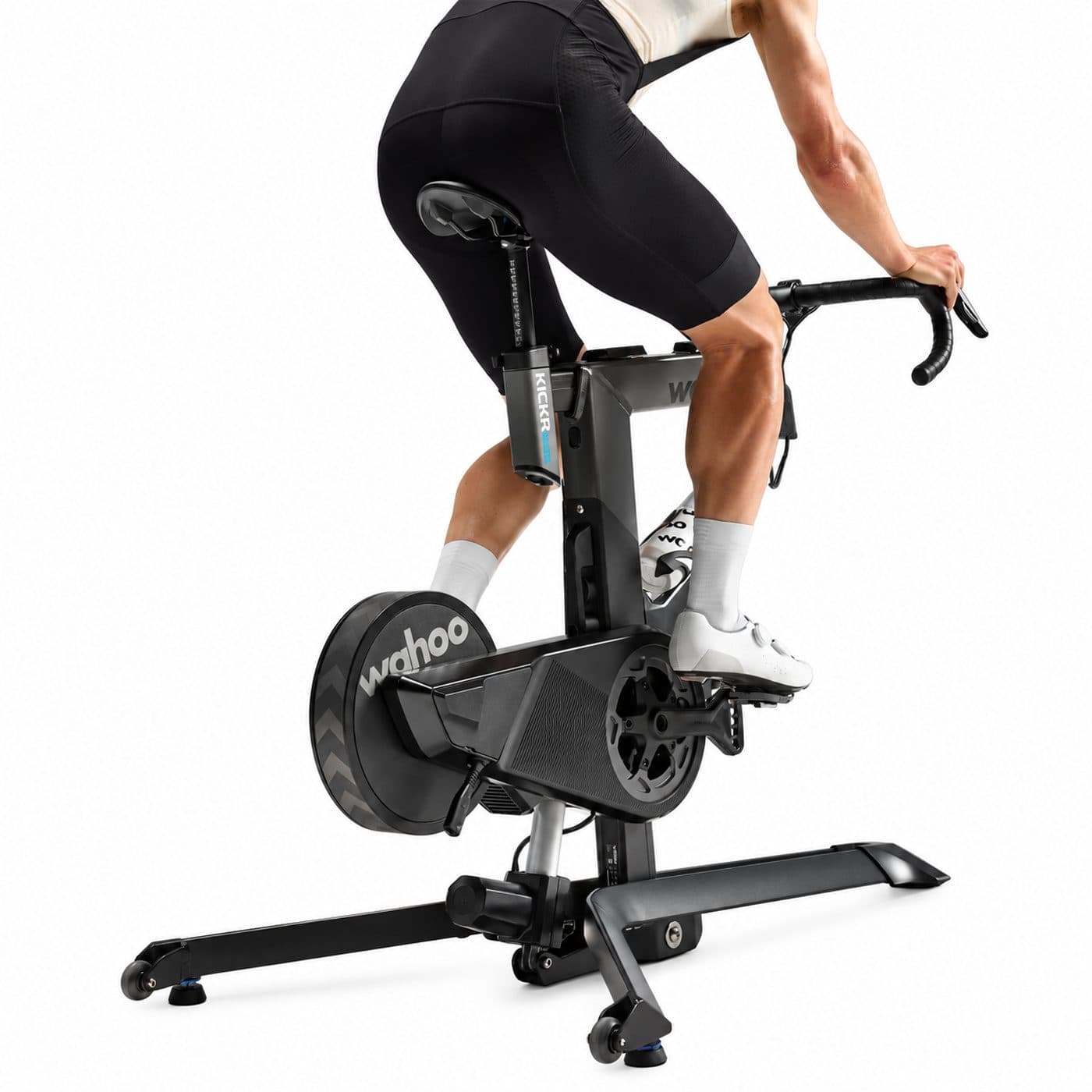 Велосипедист тренируется на умном велотренажёре Wahoo KICKR BIKE PRO