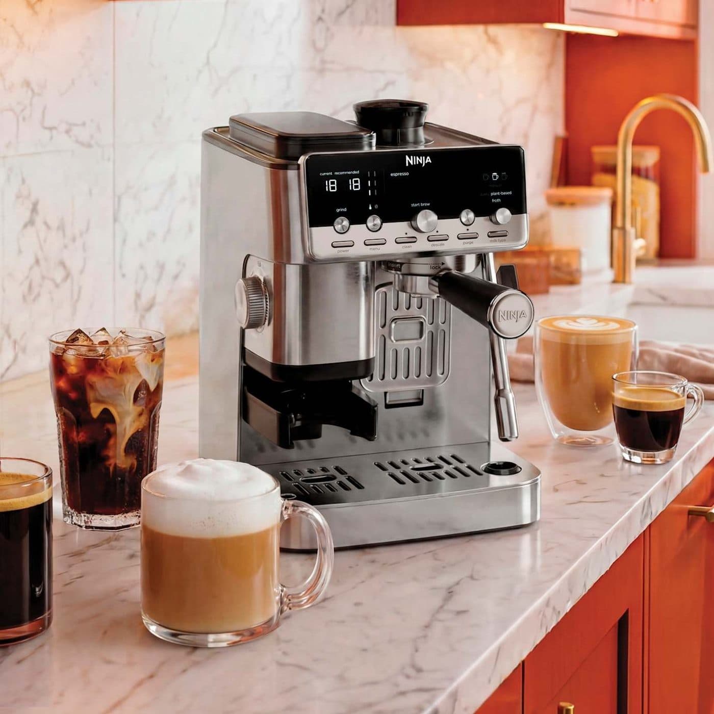 Ninja Luxe Café Mini Plus ES352EU на кухонной столешнице