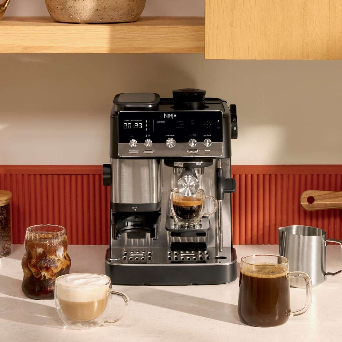 Ninja Luxe Café Mini ES301EU на кухне с кофейными напитками
