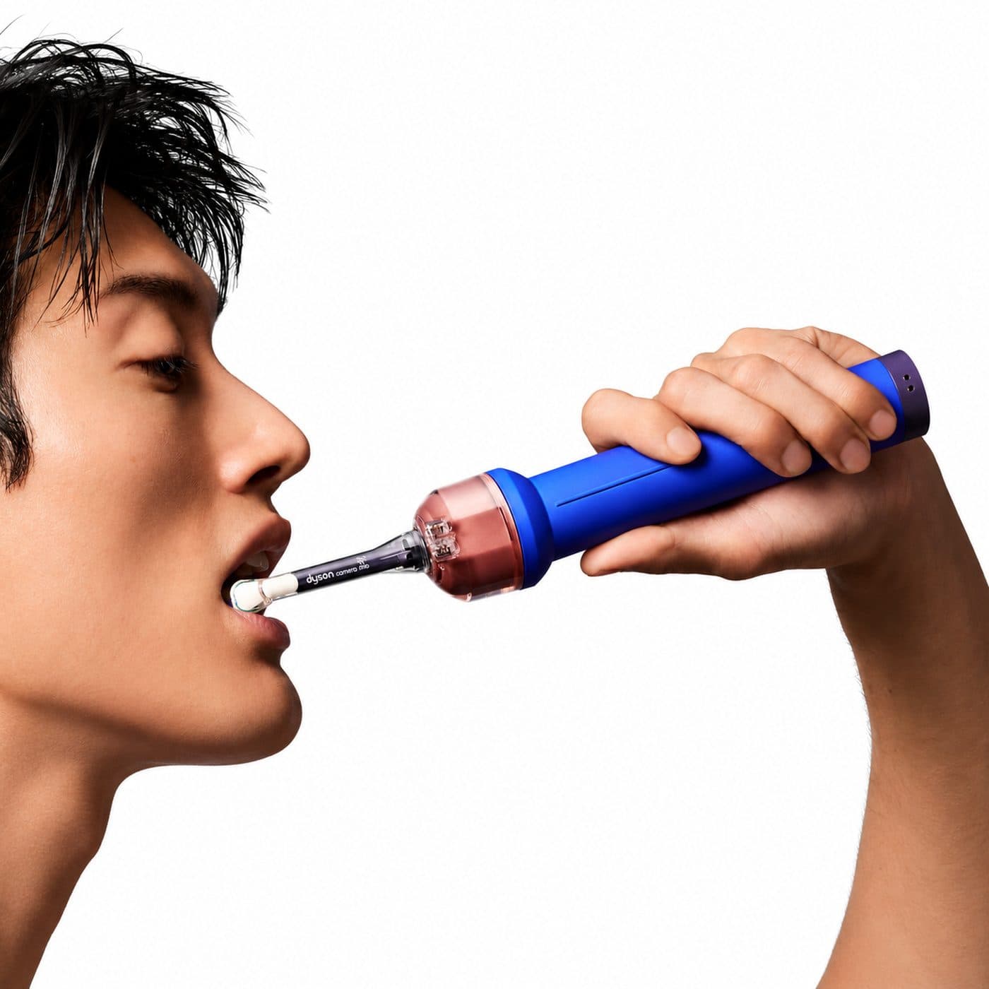 Чистка зубов щёткой Dyson CameraJet Ceramic Ultra Blue — вид сбоку