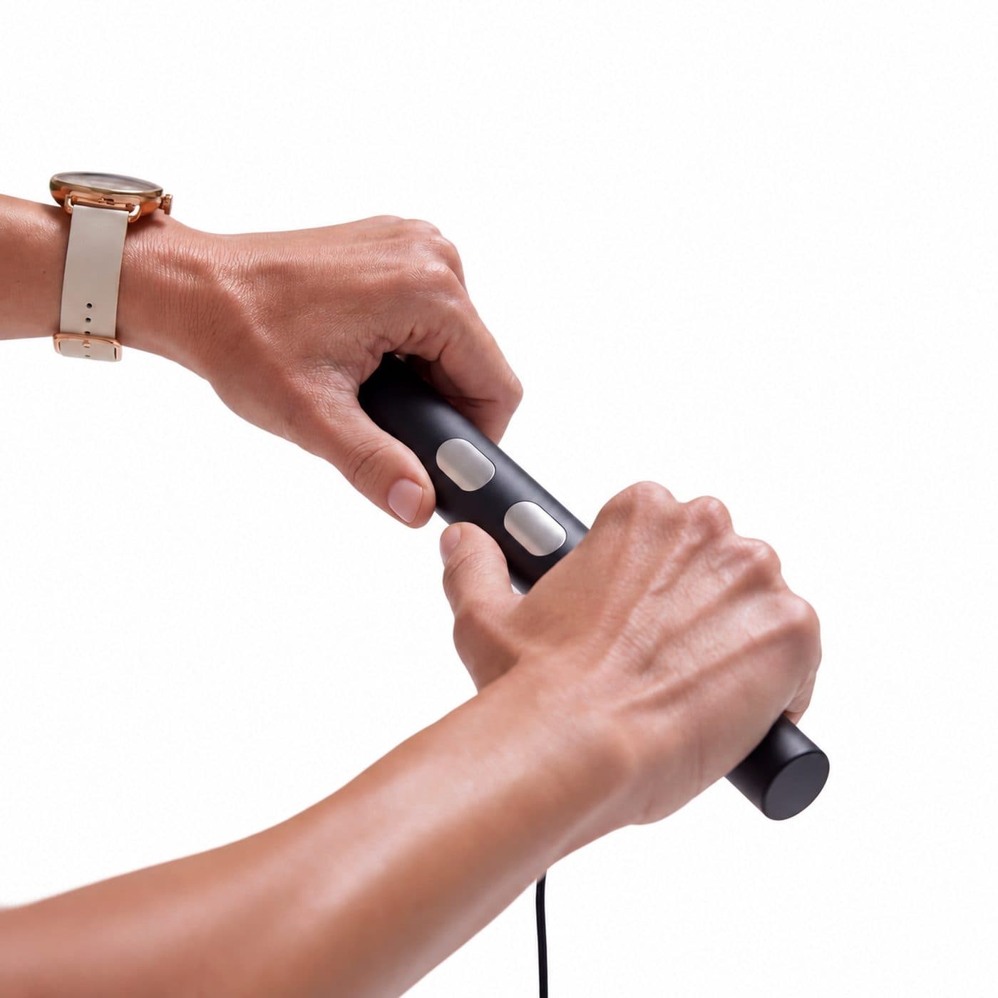 Выдвижная рукоятка Withings BodyFit WBS16 в руках пользователя