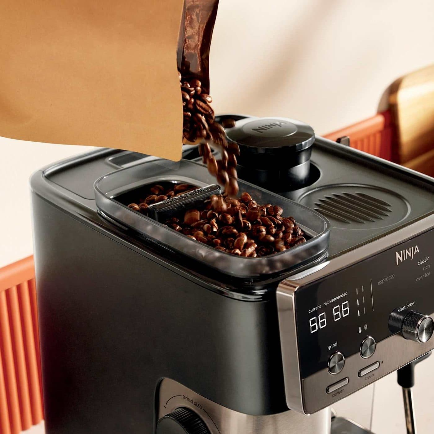 Загрузка кофейных зёрен в Ninja Luxe Café Mini ES301EU