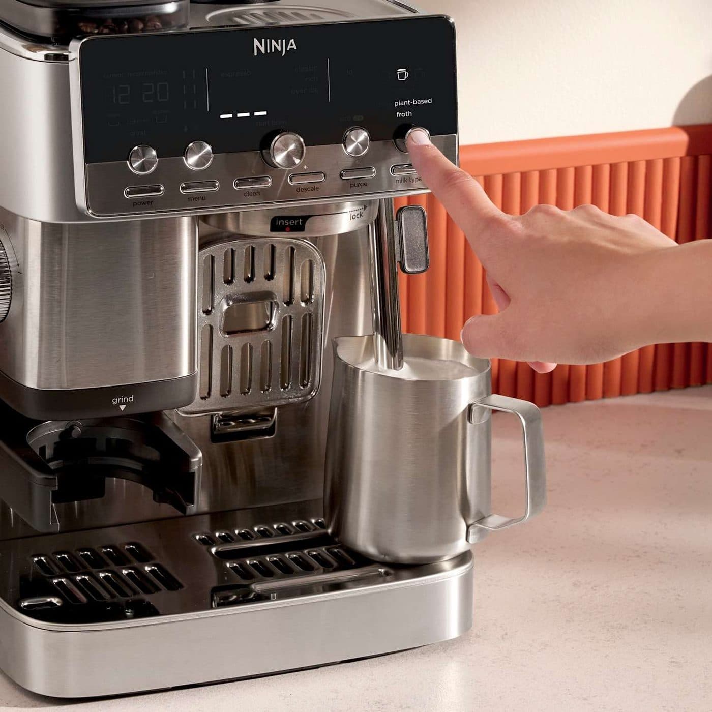 Автоматическое вспенивание молока в Ninja Luxe Café Mini Plus ES352EU